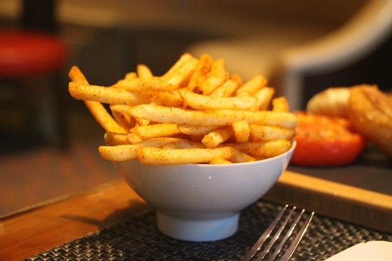 Línea de procesamiento de papas fritas equipada con tanque de aceite y accesorios de aceite extra para la producción