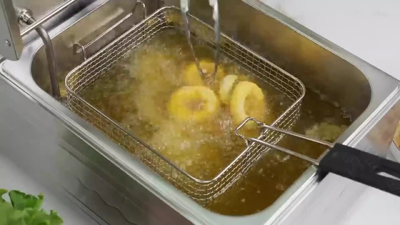Máquina de freír programable de acero inoxidable para cocinar con precisión en la cocina comercial